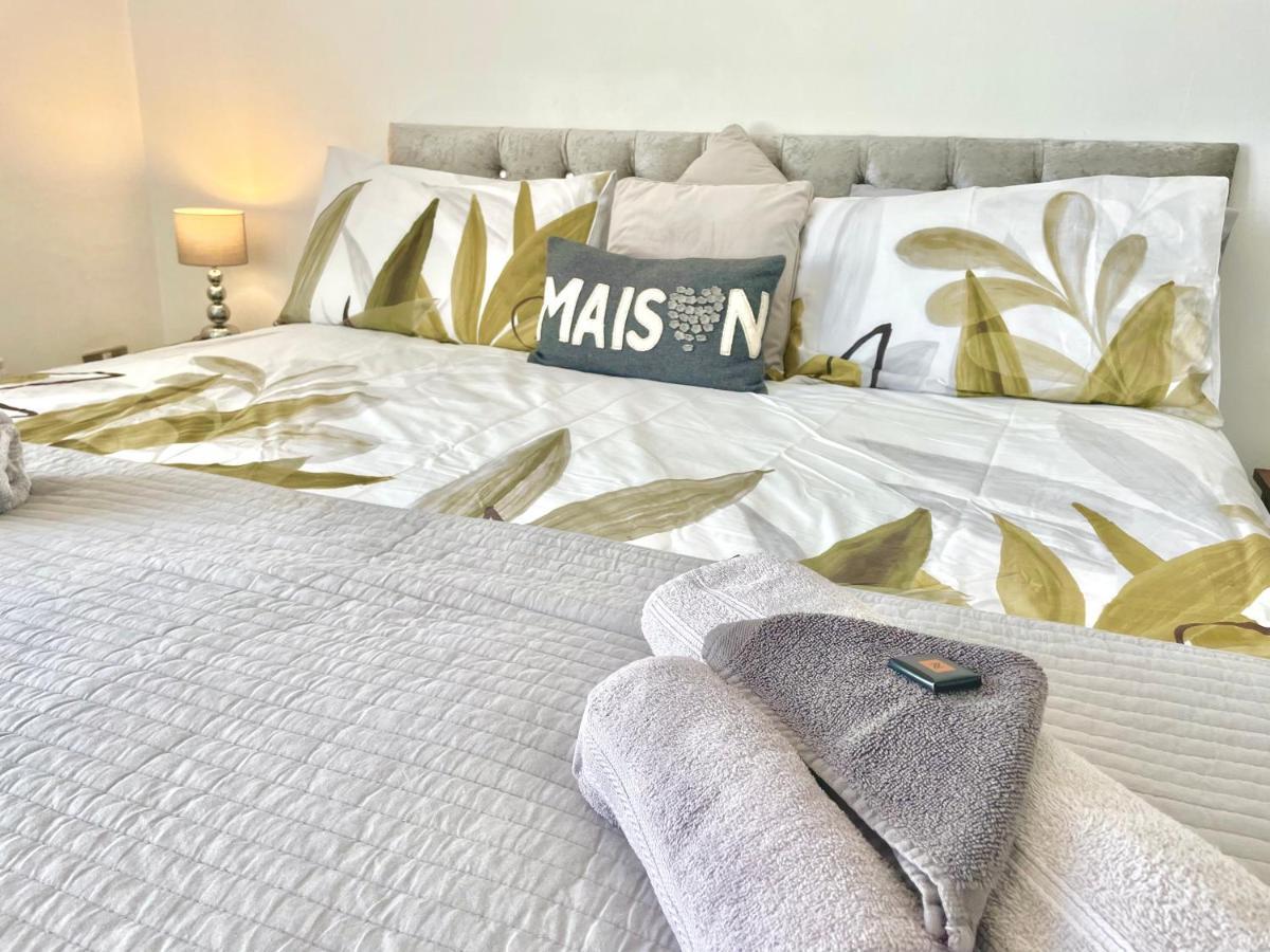 Entire Holiday Home In Blackpool With Free Parking And A Private Patio Garden Eksteriør billede