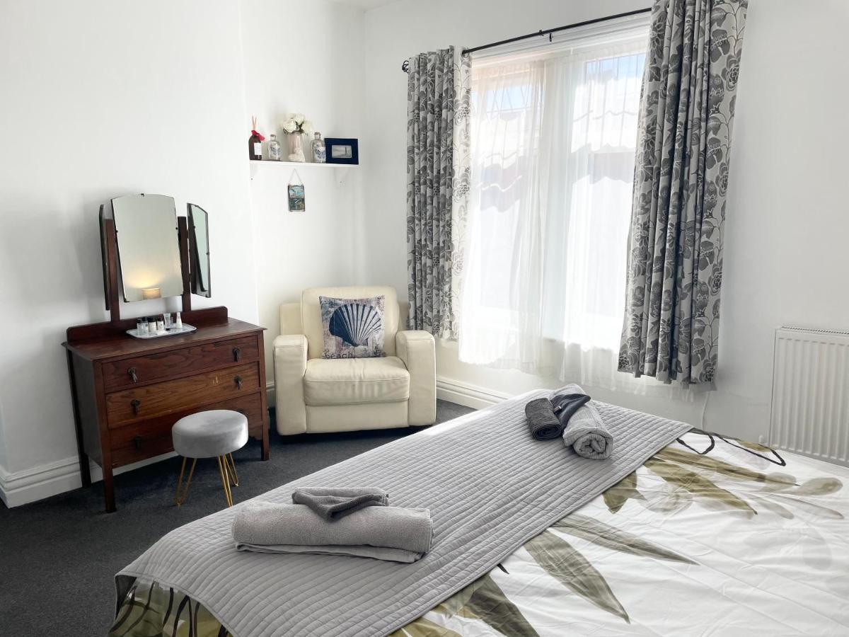 Entire Holiday Home In Blackpool With Free Parking And A Private Patio Garden Eksteriør billede