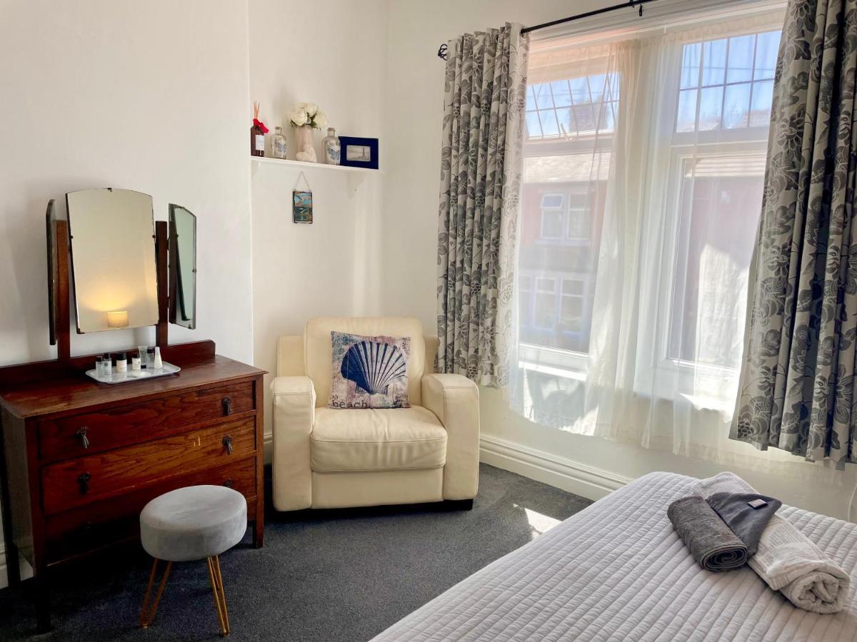 Entire Holiday Home In Blackpool With Free Parking And A Private Patio Garden Eksteriør billede