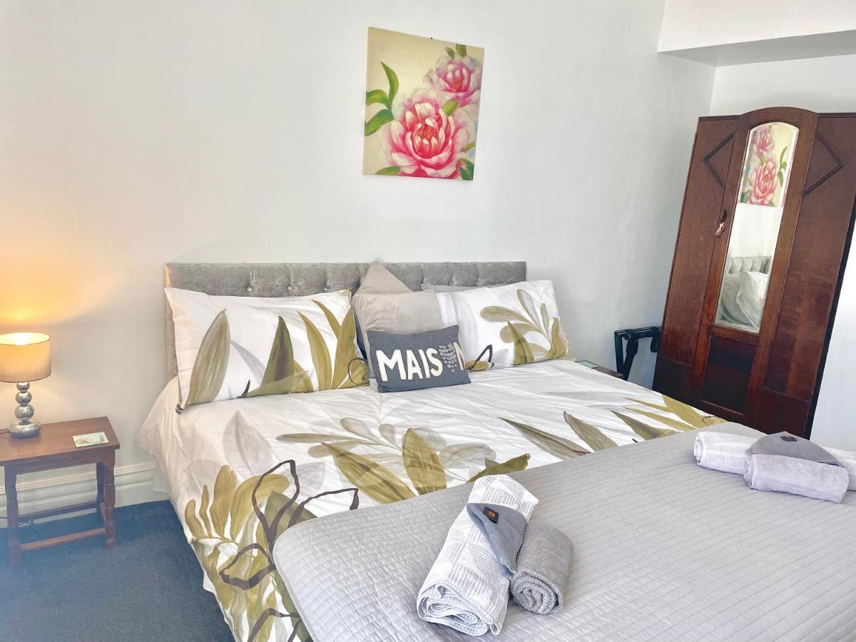 Entire Holiday Home In Blackpool With Free Parking And A Private Patio Garden Eksteriør billede