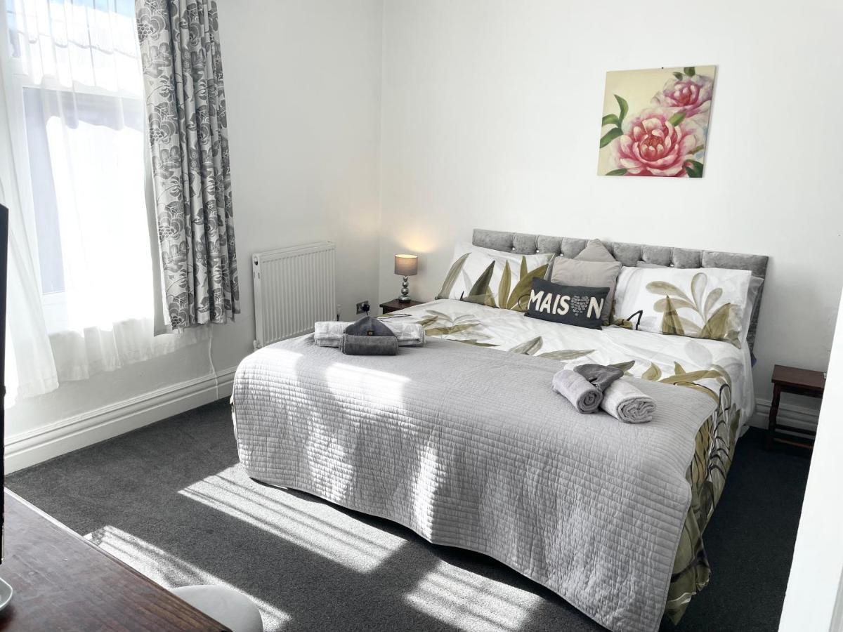 Entire Holiday Home In Blackpool With Free Parking And A Private Patio Garden Eksteriør billede