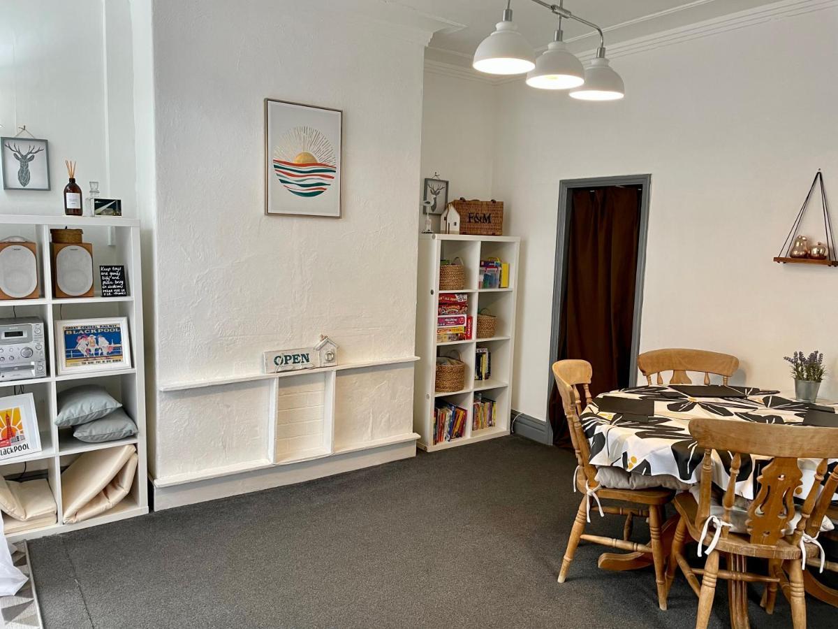 Entire Holiday Home In Blackpool With Free Parking And A Private Patio Garden Eksteriør billede