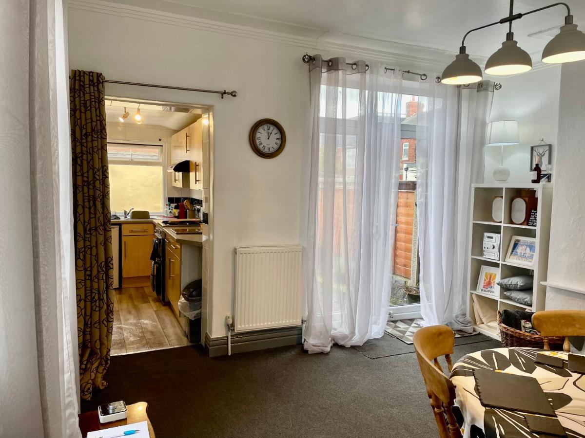 Entire Holiday Home In Blackpool With Free Parking And A Private Patio Garden Eksteriør billede