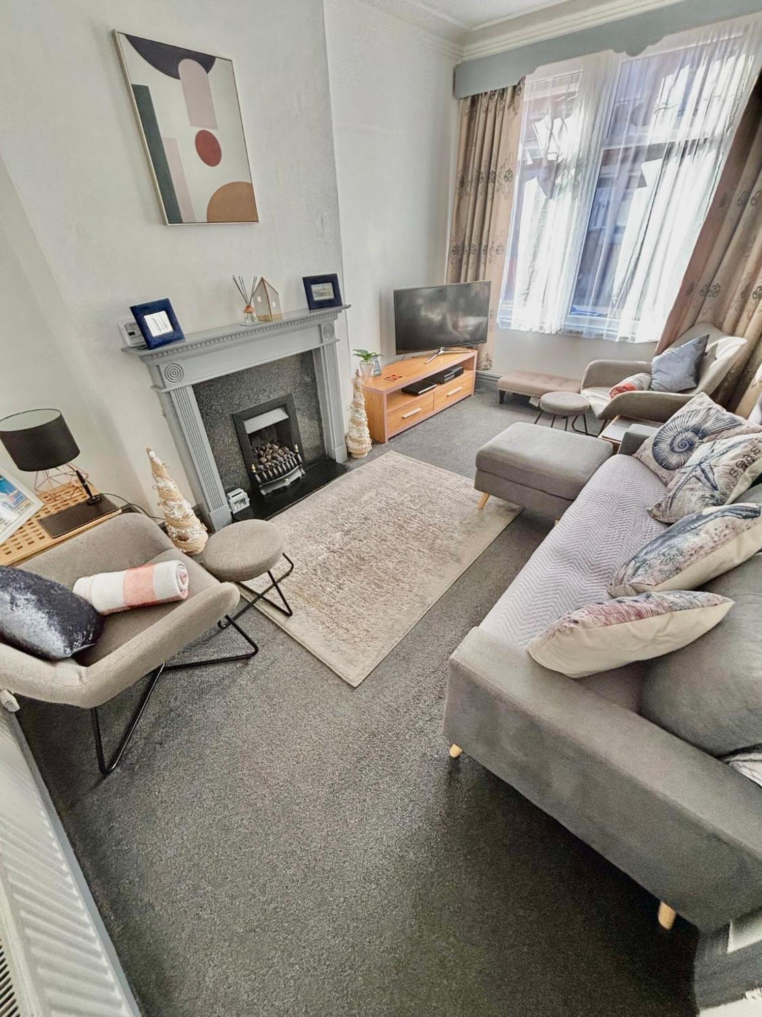Entire Holiday Home In Blackpool With Free Parking And A Private Patio Garden Eksteriør billede